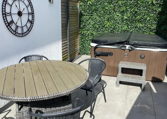 Private Luxury By The Sea, With A Personal Gym, Hot Tub, And Free Parking!