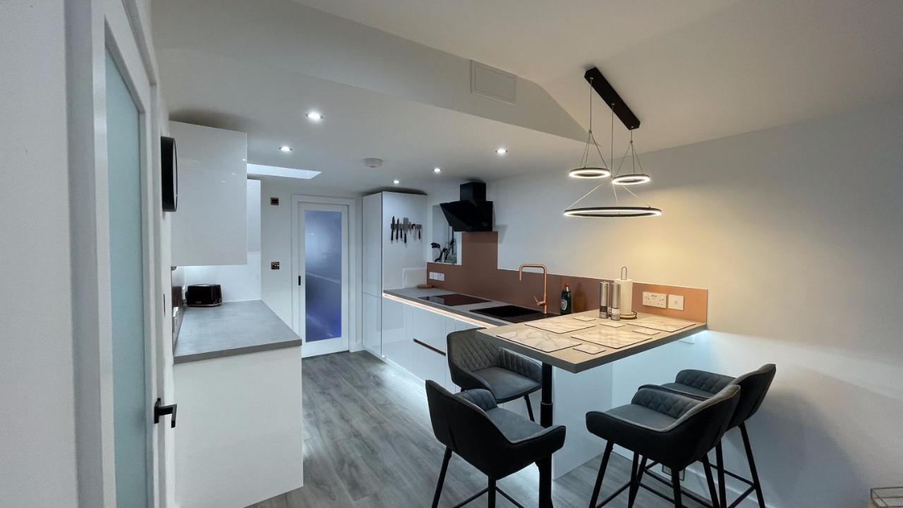 Private Luxury By The Sea, With A Personal Gym, Hot Tub, And Free Parking!