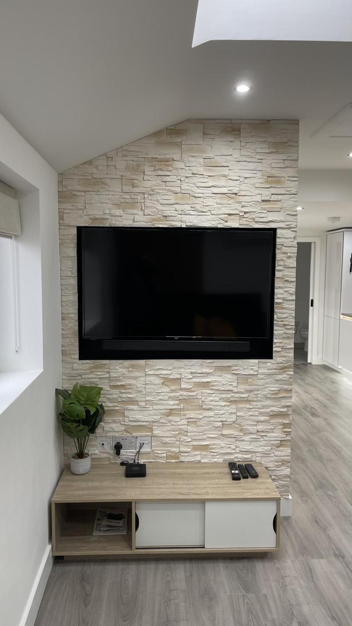 Apartment Private Luxury By The Sea, With A Personal Gym, Hot Tub, And Free Parking!