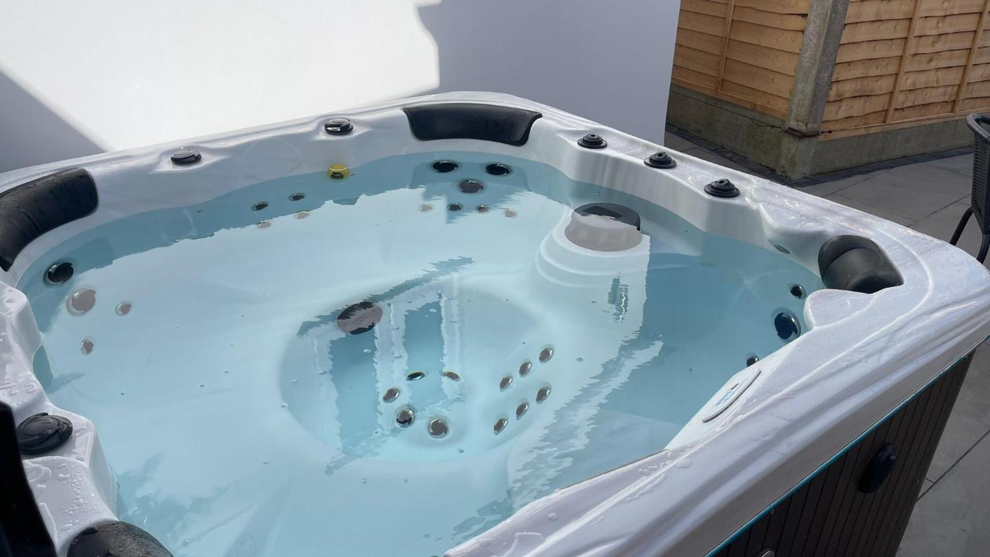 Private Luxury By The Sea, With A Personal Gym, Hot Tub, And Free Parking! Apartment